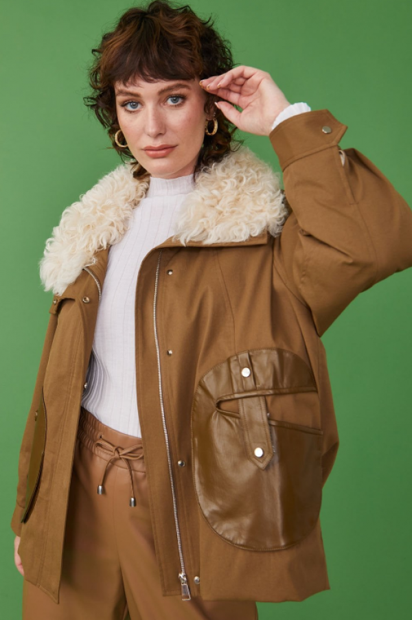 Jaket parka dengan warna earth tone